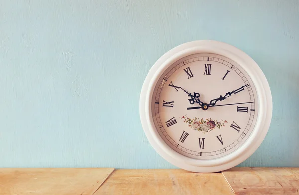 白色的老式时钟木制背景 — 图库照片