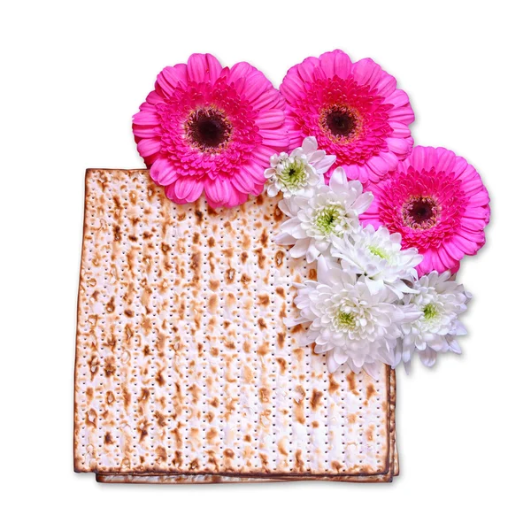 Pesach pozadí. matzoh (židovský Pesach chléb) a květiny izolovaných na bílém — Stock fotografie