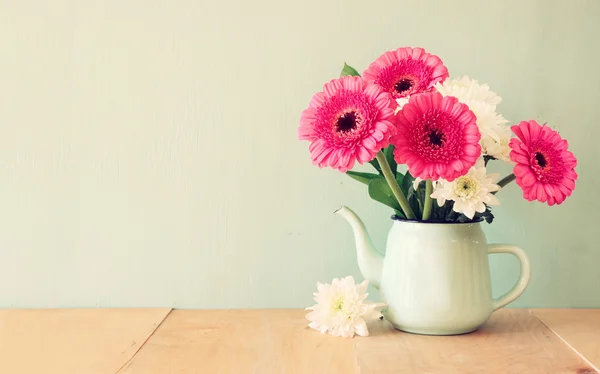 Buquê de flores de verão na mesa de madeira com fundo de hortelã. imagem filtrada vintage — Fotografia de Stock