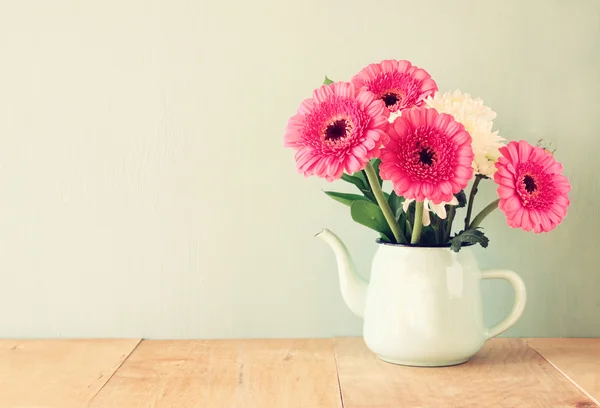 Літній букет квітів на дерев'яному столі з м'ятним фоном. вінтажне фільтроване зображення — стокове фото