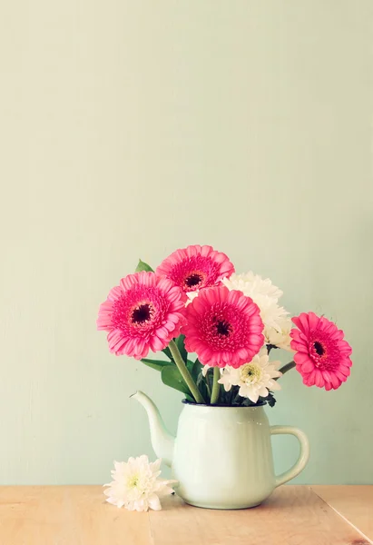 Buquê de flores de verão na mesa de madeira com fundo de hortelã. imagem filtrada vintage — Fotografia de Stock