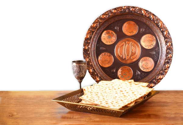 Pascha achtergrond. wijn en matzoh (joodse Pesach brood) op houten tafel — Stockfoto