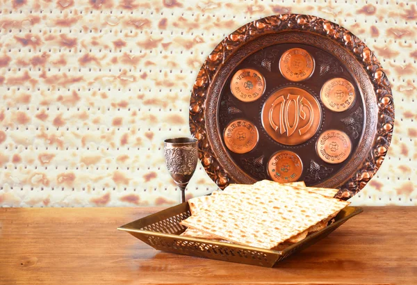 Пасхальний фон. вино і мацох (єврейський хліб на пасху) на дерев'яному столі — стокове фото