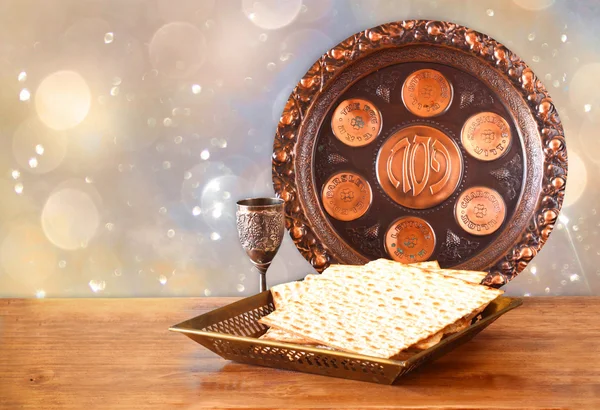 Antecedentes da Páscoa. vinho e matzoh (pão de Páscoa judaica) em mesa de madeira — Fotografia de Stock