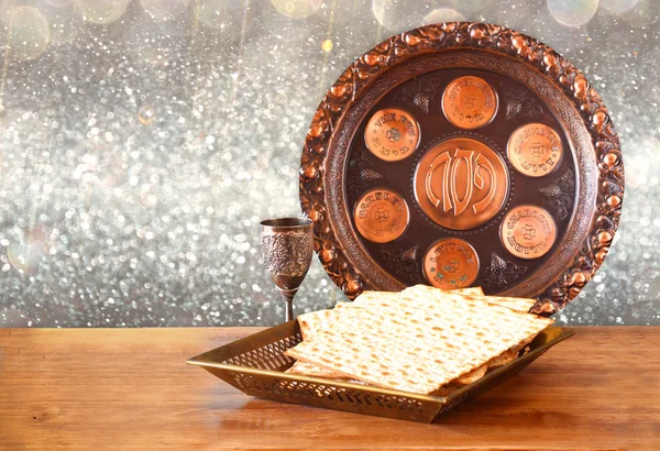 Passahhintergrund. Wein und Matzoh (jüdisches Passahbrot) auf Holztisch — Stockfoto
