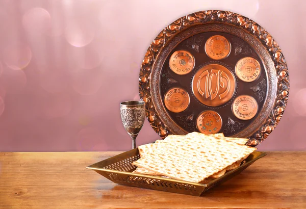 Antecedentes da Páscoa. vinho e matzoh (pão de Páscoa judaica) em mesa de madeira — Fotografia de Stock