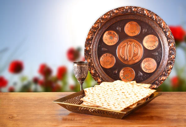 Passahhintergrund. Wein und Matzoh (jüdisches Passahbrot) auf Holztisch — Stockfoto