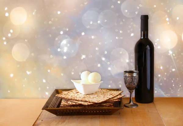 Fısıh arka plan. şarap ve ahşap masa üzerinde matzoh (Yahudi Fısıh ekmek) — Stok fotoğraf