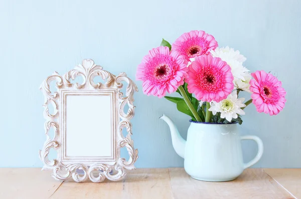 Ramo de flores de verano y marco victoriano en la mesa de madera con fondo de menta. vintage imagen filtrada — Foto de Stock