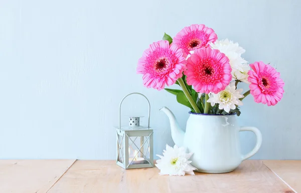 Bouquet estivo di fiori e lanterna vintage sul tavolo in legno con sfondo menta. immagine filtrata vintage — Foto Stock