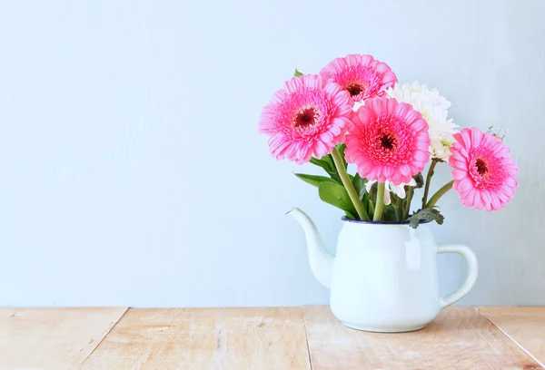 夏ミントの背景を持つ木製のテーブルの上に花の花束。ビンテージのフィルターされたイメージ — ストック写真