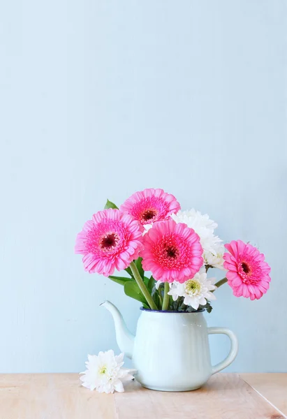 Bouquet d'été de fleurs sur la table en bois avec fond de menthe. image filtrée vintage — Photo