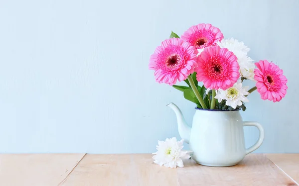 Mazzo estivo di fiori sul tavolo di legno con sfondo menta. immagine filtrata vintage — Foto Stock