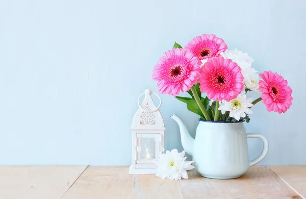 Buquê de flores de verão e lanterna vintage na mesa de madeira com fundo de hortelã. imagem filtrada vintage — Fotografia de Stock