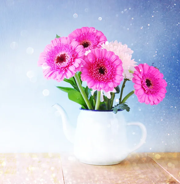 Buquê de flores de verão na mesa de madeira com fundo brilhante. imagem filtrada vintage — Fotografia de Stock