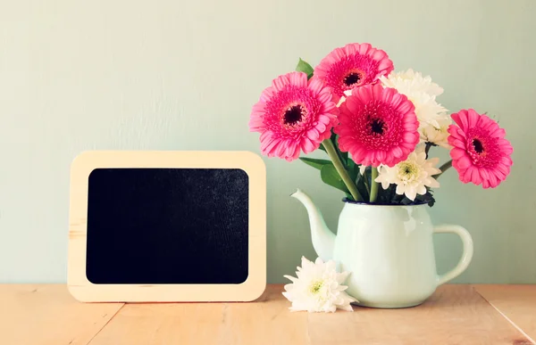 Ramo de flores de verano en la mesa de madera con fondo de menta. vintage imagen filtrada — Foto de Stock