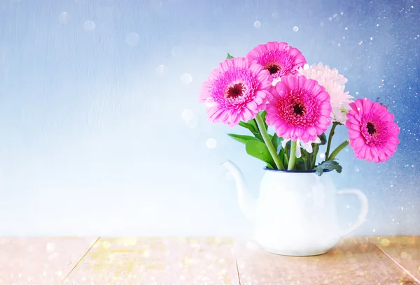 Ramo de flores de verano en la mesa de madera con fondo de purpurina. vintage imagen filtrada —  Fotos de Stock
