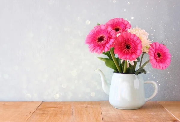 Sommaren blombukett på träbord med glitter bakgrund. Vintage filtrerade bilden — Stockfoto