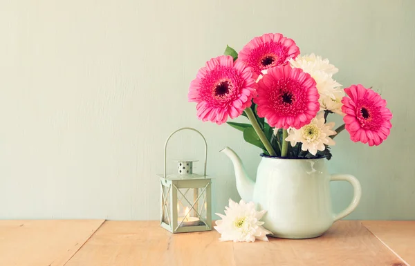 Ramo de flores de verano y linterna vintage en la mesa de madera con fondo de menta. vintage imagen filtrada — Foto de Stock