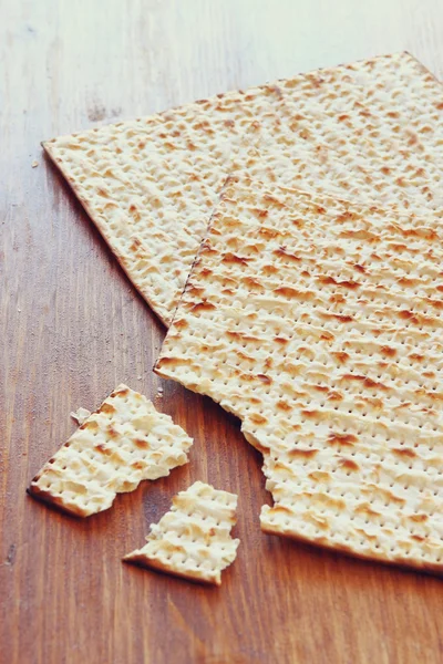Pascha background.matzoh (joodse Pesach brood) over houten achtergrond. — Stockfoto