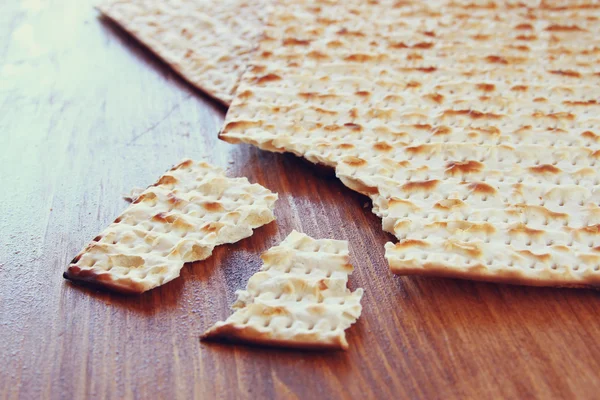 Pascha background.matzoh (joodse Pesach brood) over houten achtergrond. — Stockfoto