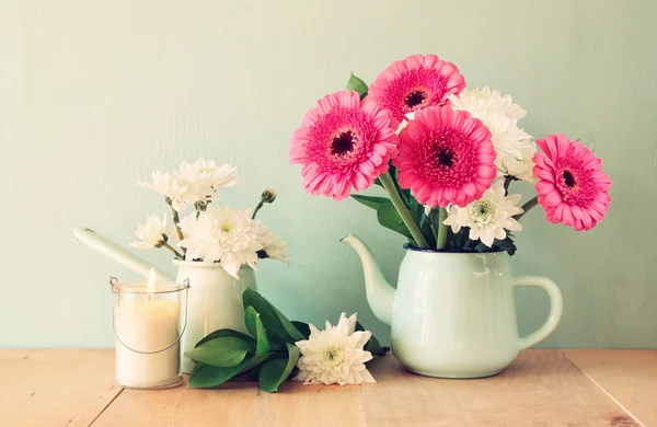 여름 꽃과 민트 배경으로 나무 테이블에 빈티지 랜 턴의 꽃다발. 빈티지 필터링 된 이미지 — 스톡 사진