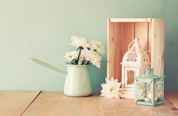 Ανθοδέσμη καλοκαίρι λουλούδια και vintage φανάρι στο ξύλινο τραπέζι με δυόσμο φόντο. vintage φιλτραρισμένο εικόνα — Φωτογραφία Αρχείου