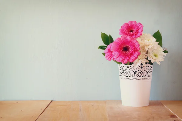 Buquê de flores de verão na mesa de madeira com fundo de hortelã. imagem filtrada vintage — Fotografia de Stock