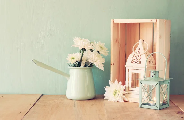 Buquê de flores de verão e lanterna vintage na mesa de madeira com fundo de hortelã. imagem filtrada vintage — Fotografia de Stock