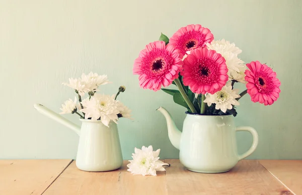 Buquê de flores de verão na mesa de madeira com fundo de hortelã. imagem filtrada vintage — Fotografia de Stock