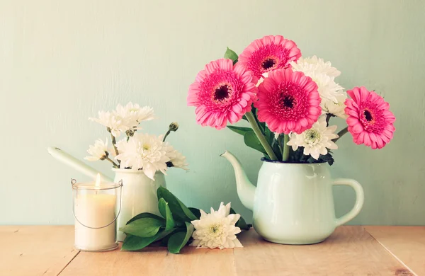 Buquê de flores de verão e lanterna vintage na mesa de madeira com fundo de hortelã. imagem filtrada vintage — Fotografia de Stock