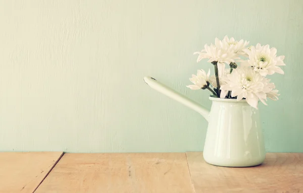 Mazzo estivo di fiori sul tavolo di legno con sfondo menta. immagine filtrata vintage — Foto Stock