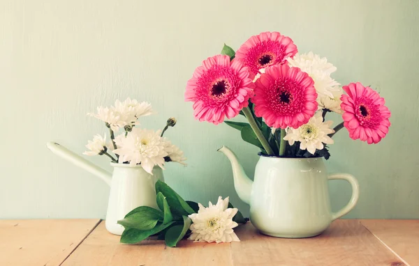 Buquê de flores de verão na mesa de madeira com fundo de hortelã. imagem filtrada vintage — Fotografia de Stock