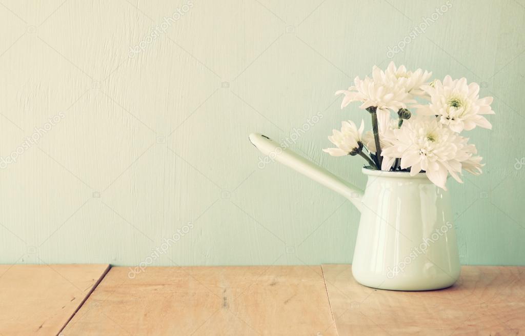 Mesa con flores fotos de stock, imágenes de Mesa con flores sin royalties | Depositphotos Mesa con flores fotos de stock, imágenes de Mesa con flores sin royalties | Depositphotos