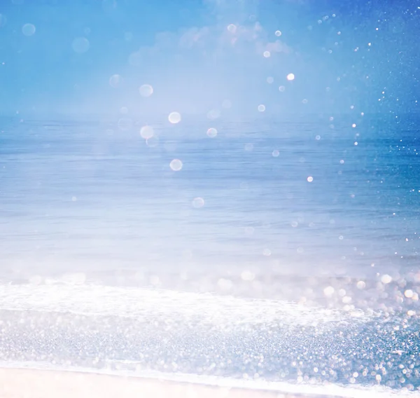 Background of blurred beach and sea waves with bokeh lights, vintage filter. — Stock Photo, Image