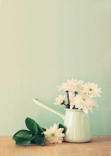 Ανθοδέσμη καλοκαίρι λουλούδια στο ξύλινο τραπέζι με δυόσμο φόντο. vintage φιλτραρισμένο εικόνα — Φωτογραφία Αρχείου