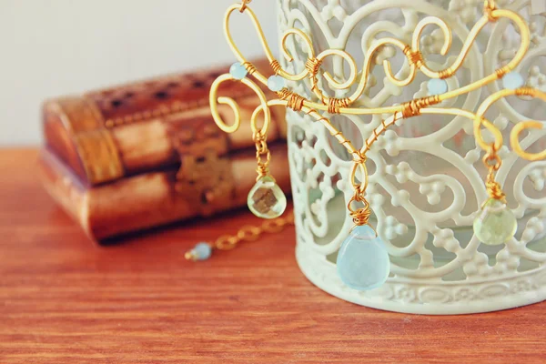 Антикварное винтажное ожерелье на деревянном столе. ретро фильтрованное изображение — стоковое фото