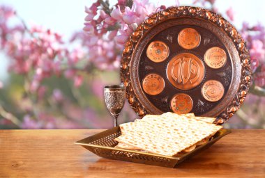 Fısıh arka plan. şarap ve ahşap masa üzerinde matzoh (Yahudi Fısıh ekmek)