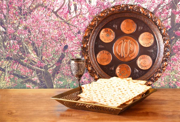 Fondo de la Pascua. vino y matzoh (pan de pascua judío) sobre mesa de madera —  Fotos de Stock