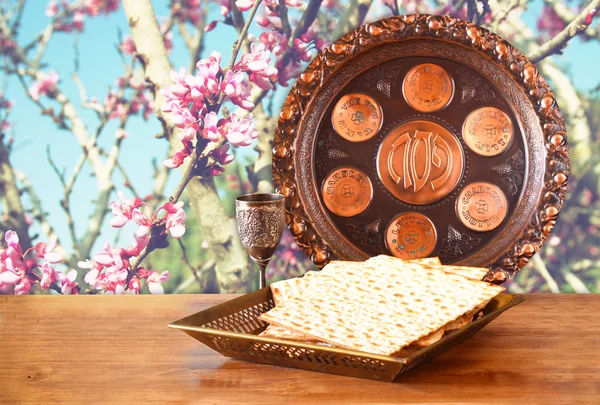 Antecedentes da Páscoa. vinho e matzoh (pão de Páscoa judaica) em mesa de madeira — Fotografia de Stock