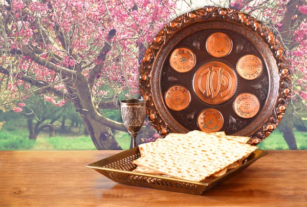 Antecedentes da Páscoa. vinho e matzoh (pão de Páscoa judaica) em mesa de madeira — Fotografia de Stock