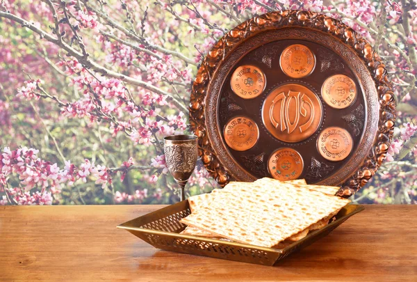 Fondo de la Pascua. vino y matzoh (pan de pascua judío) sobre mesa de madera —  Fotos de Stock