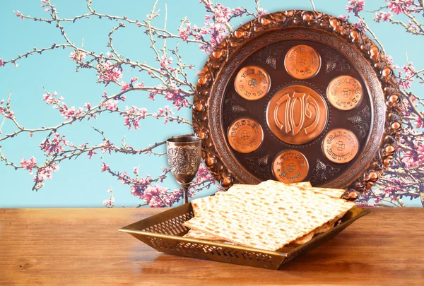 Antecedentes da Páscoa. vinho e matzoh (pão de Páscoa judaica) em mesa de madeira — Fotografia de Stock