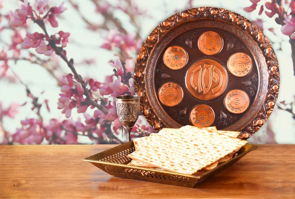 Húsvéti háttér. bor- és matzoh (zsidó Húsvét kenyér)-a fából készült asztal — Stock Fotó
