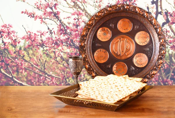 Passover background. wine and matzoh (jewish passover bread) on wooden table — Stock Photo, Image