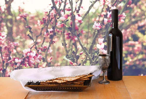 Fondo de la Pascua. vino y matzoh (pan de pascua judío) sobre mesa de madera — Foto de Stock