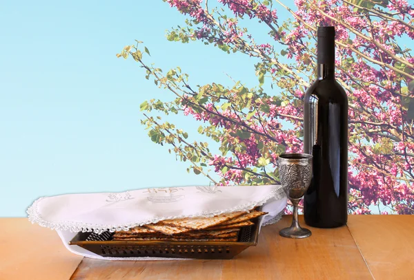 Antecedentes da Páscoa. vinho e matzoh (pão de Páscoa judaica) em mesa de madeira — Fotografia de Stock