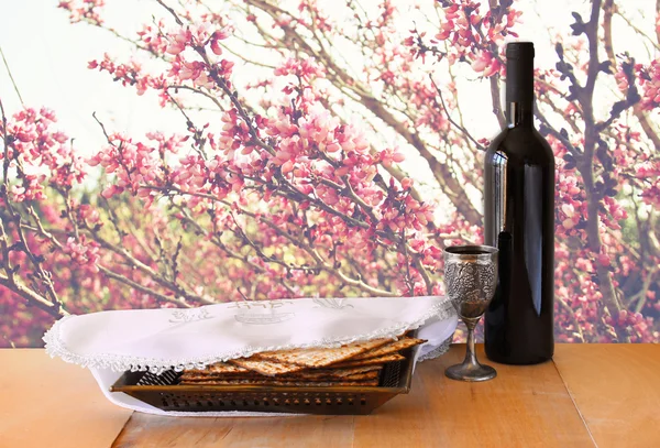 Pascha achtergrond. wijn en matzoh (joodse Pesach brood) op houten tafel — Stockfoto