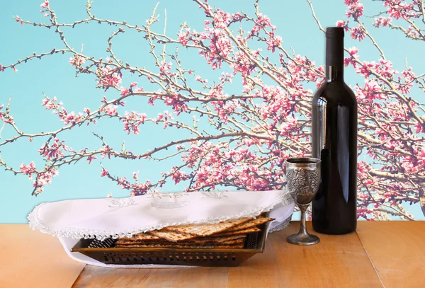 유월 절 배경입니다. 와인과 나무 테이블에 matzoh (유대인 유월 절 빵) — 스톡 사진