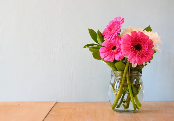 Ramo de flores de verano en la mesa de madera con fondo de menta. vintage imagen filtrada —  Fotos de Stock